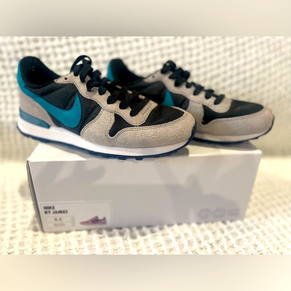 Custome Nike shoes size 6.5 women